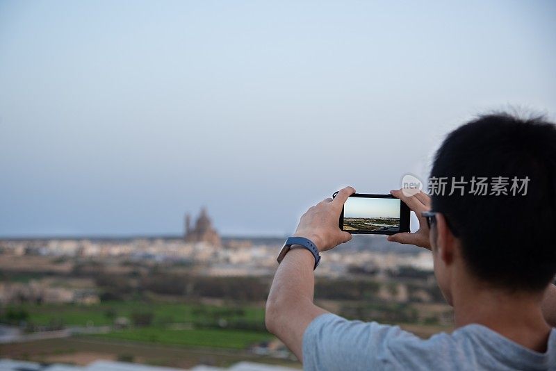 旅行者用手机拍照