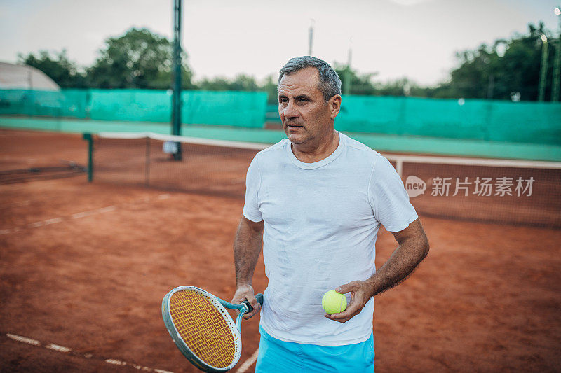 老人打网球