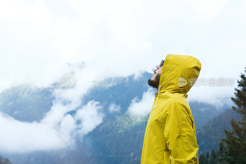 黄色雨衣的人