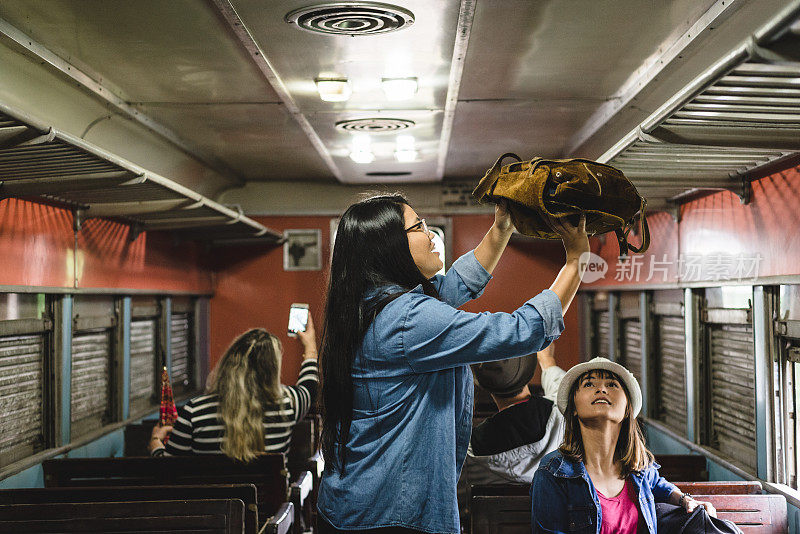 亚洲旅行者在拉丁美洲历史性的火车之旅