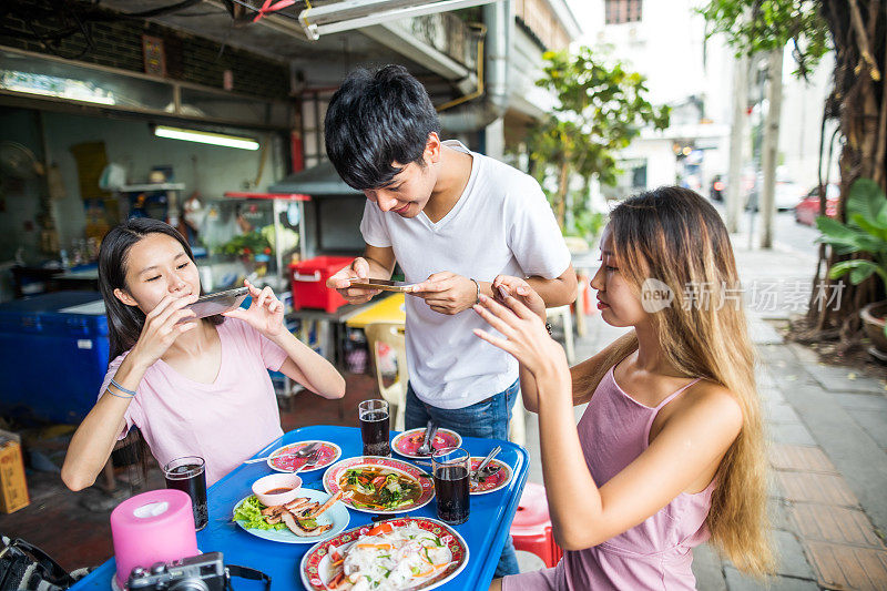 亚洲朋友品尝曼谷街头小吃