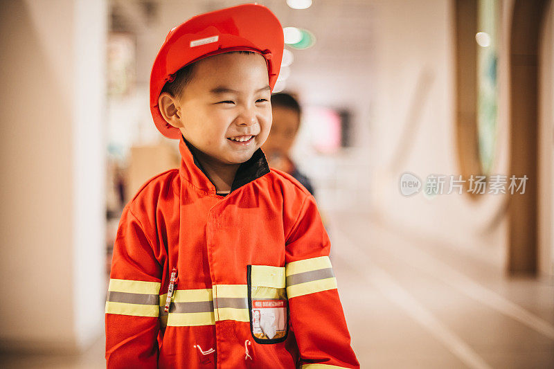 蹒跚学步的孩子穿着消防服