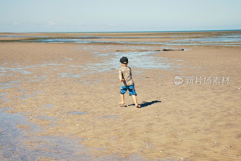 在Lowtide海滩上奔跑的小孩