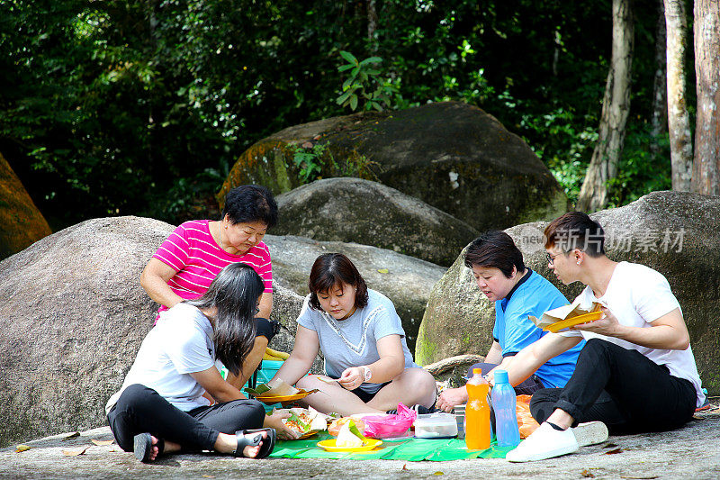 马来西亚家庭:周末外出野餐