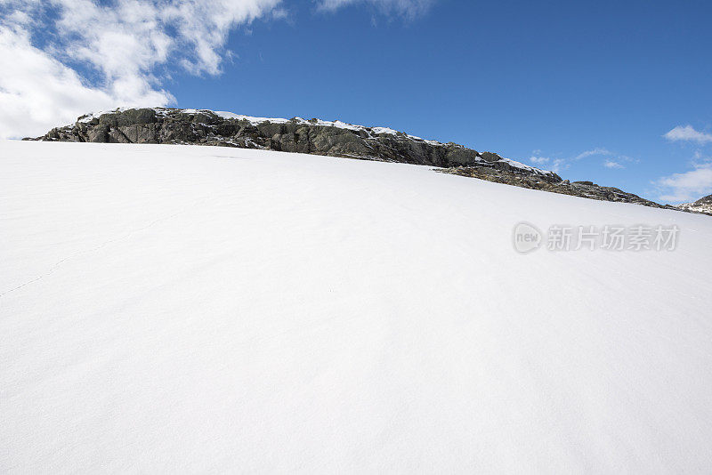 这是秋季的第一场雪，在挪威高山上的徒步小径上