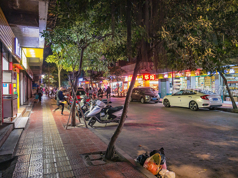 汕头市晚上的交通在中国。汕头市潮汕人在中国广东省