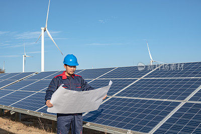 太阳能发电厂工程师正在检查