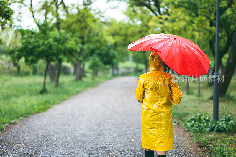 走在雨中