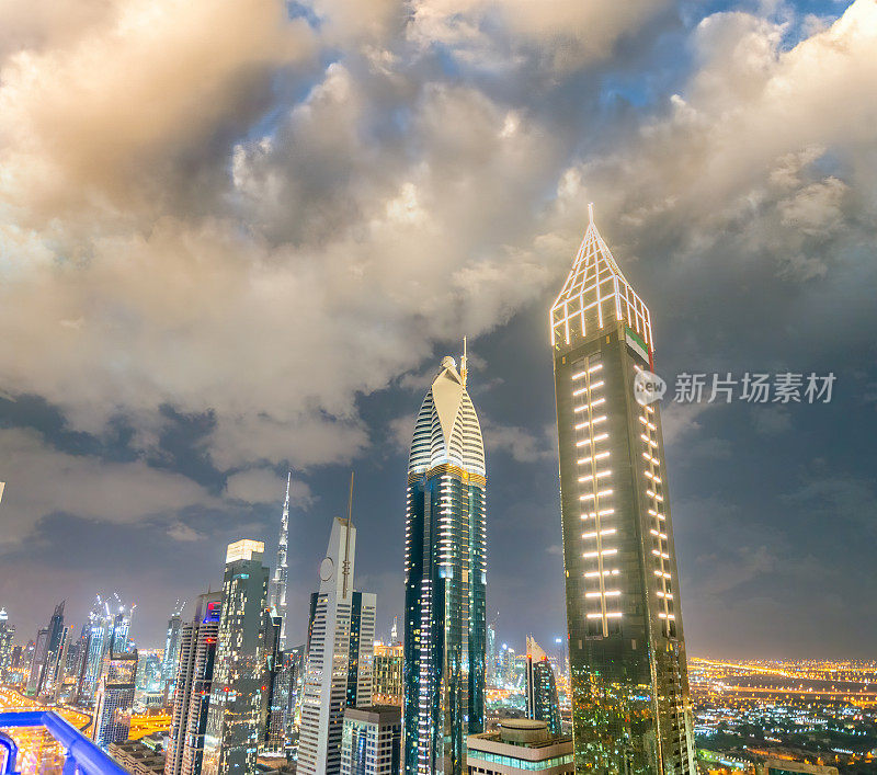 从阿拉伯联合酋长国谢赫扎耶德路鸟瞰迪拜市中心天际线