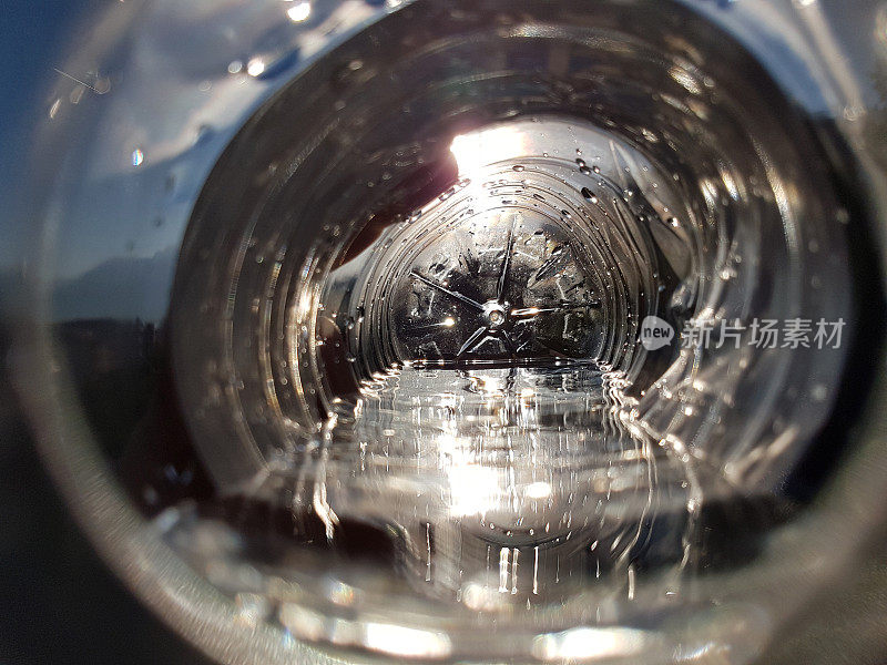 日出时喝一瓶纯净水。特写镜头