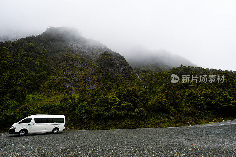 雨福雷斯特的露营车