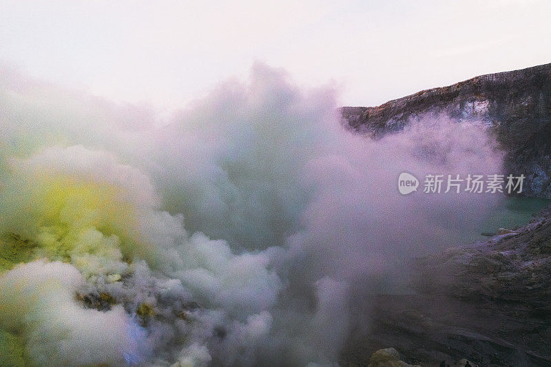 日出的伊真火山，蓝色的火焰和硫磺蒸汽在东爪哇，印度尼西亚