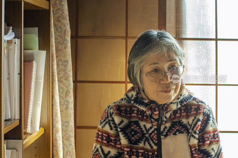 一个房间里的日本老妇人