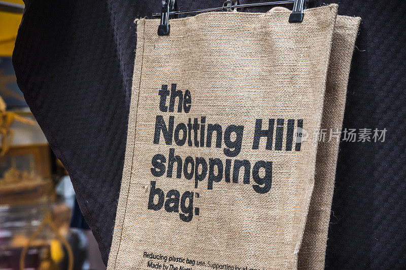 棕色黄麻袋由诺丁山购物袋在伦敦展出