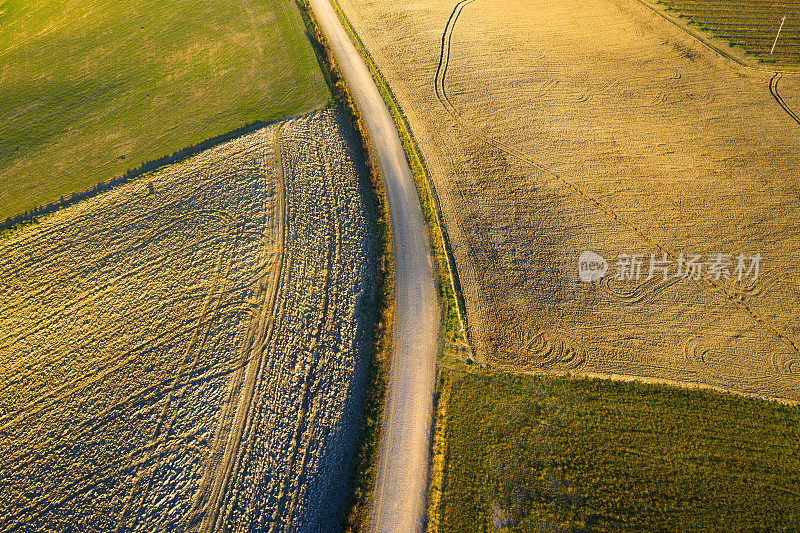 鸟瞰乡村道路之间的耕地，基安蒂地区，托斯卡纳，意大利