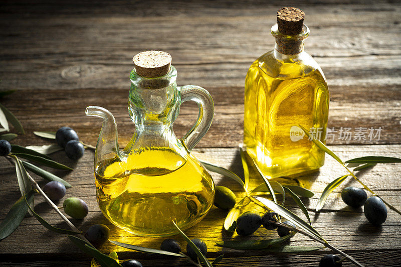 橄榄油瓶，橄榄枝，树叶，木头上有橄榄