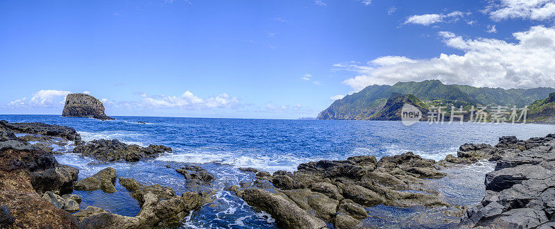 夏天，马德拉岛的波图达克鲁兹海岸遭遇海浪袭击