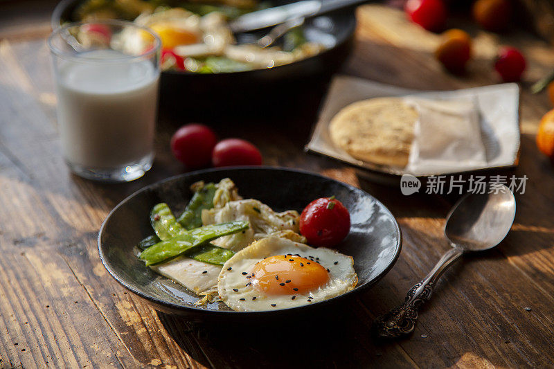 自制早餐:大饼、煎蛋、烤蔬菜