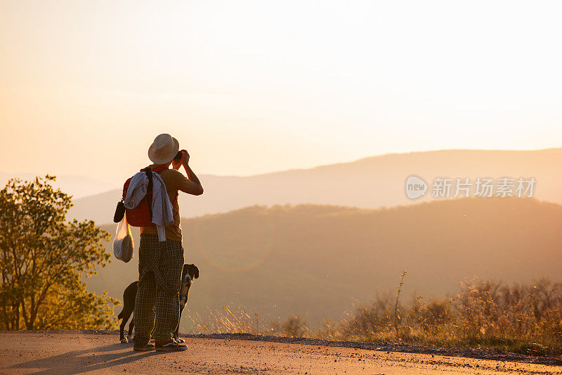 摄影师和他的狗捕捉日落