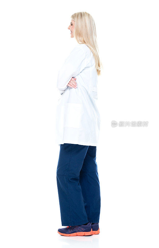 白种年轻女医生穿着白大褂站着
