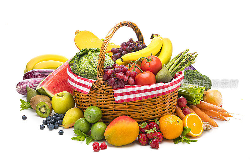 篮子里的水果和蔬菜孤立在白色的背景上