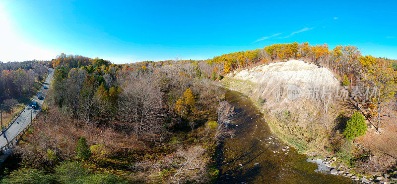 秋天的胭脂河和多伦多大桥全景。鹰谷远景步道公园加拿大自然。令人惊叹的北美悬崖与橘子树和蓝天在阳光明媚的日子。安大略省。