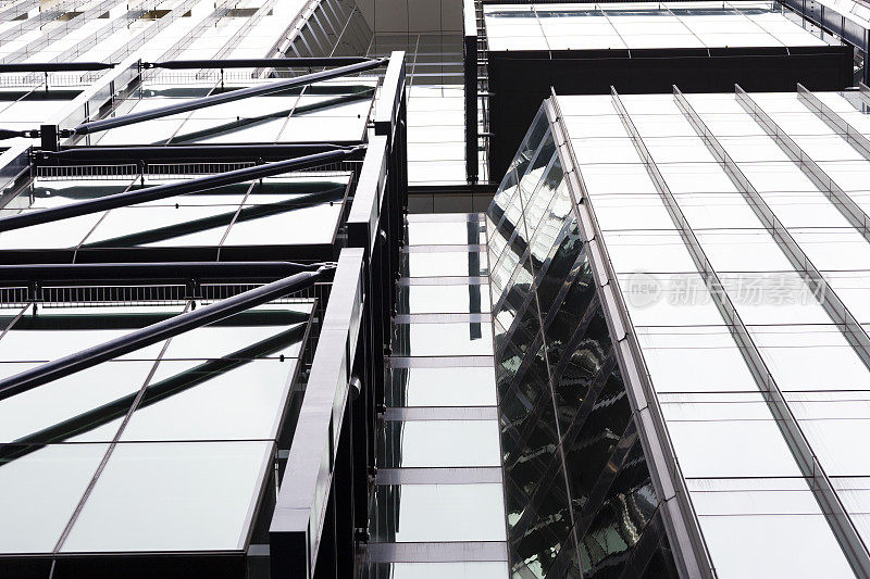 特写现代办公建筑玻璃墙，低角度视角，抽象背景与复制空间