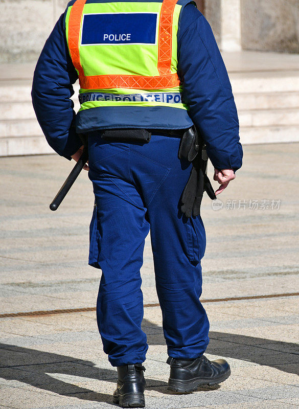 在城市街道上巡逻的警察