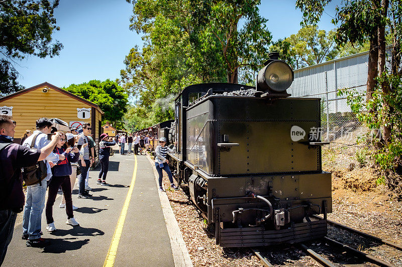 游客与喷气比利蒸汽火车的摄影