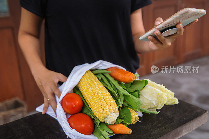 新鲜的食材从智能手机上的在线购物应用程序送到家里