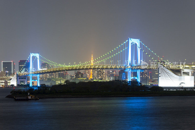 彩虹桥被蓝色照亮