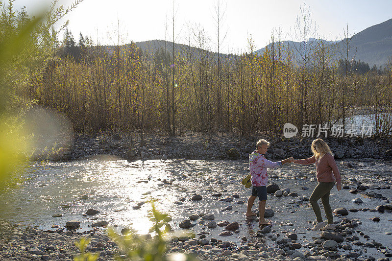 一对夫妇早晨沿着河岸散步