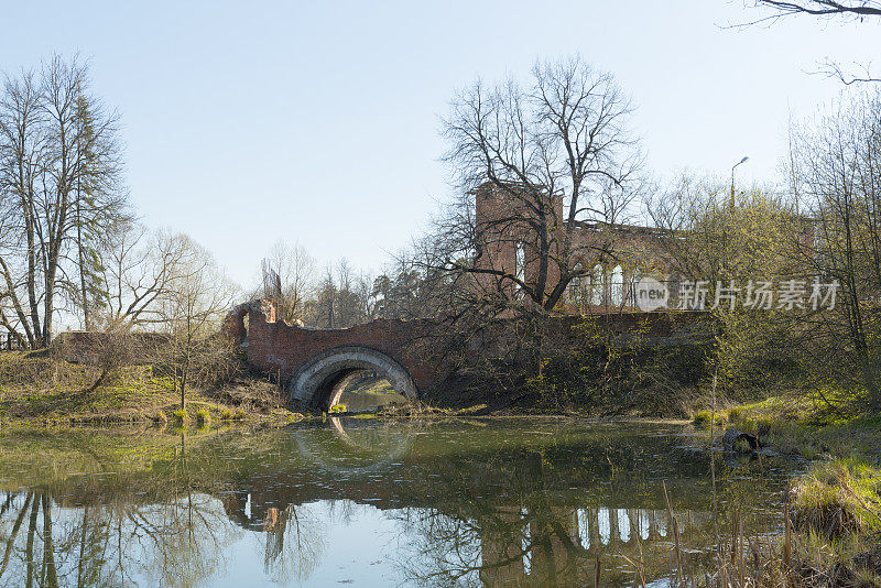 莫斯科附近Marfino庄园附近一座废弃的伪哥特式桥的风景