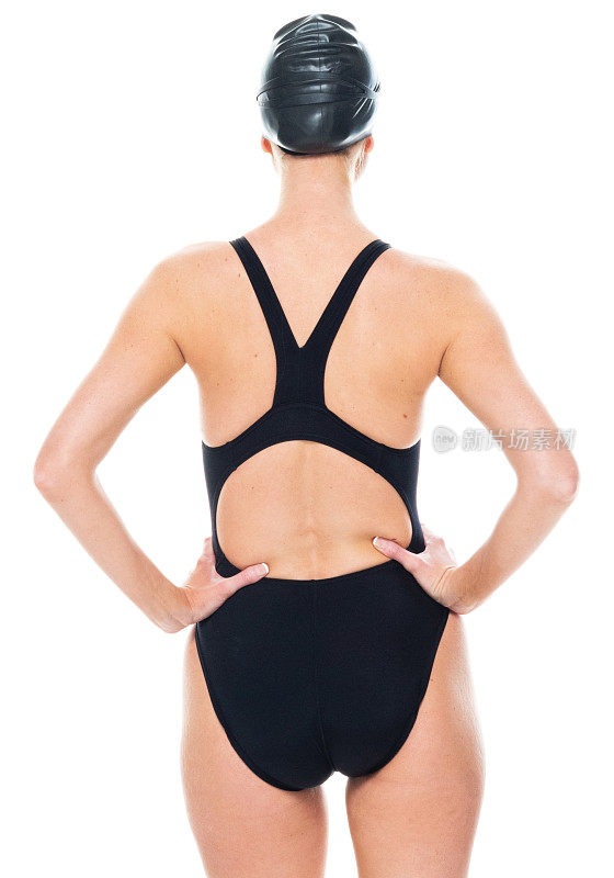 白人年轻女子运动员戴着泳镜在白色背景前游泳