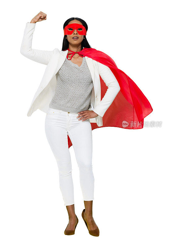 拉丁美洲和西班牙裔年轻女性超级英雄在白色背景前戴着眼罩