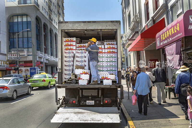 美国旧金山，一名男子开着卡车向唐人街的中餐馆运送新鲜水果