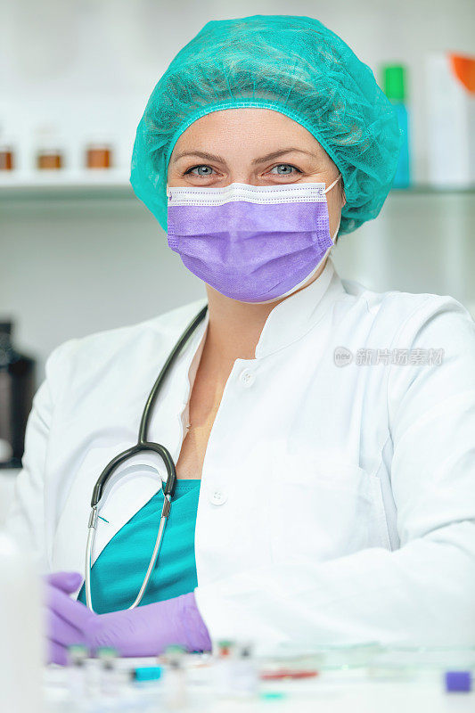 一个戴着外科口罩的自信女医生的肖像
