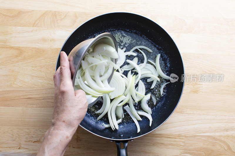 日式炖鸟食谱。炒洋葱。