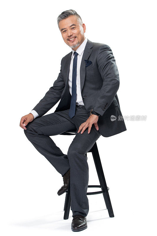自信的商务中老年男士坐在椅子上