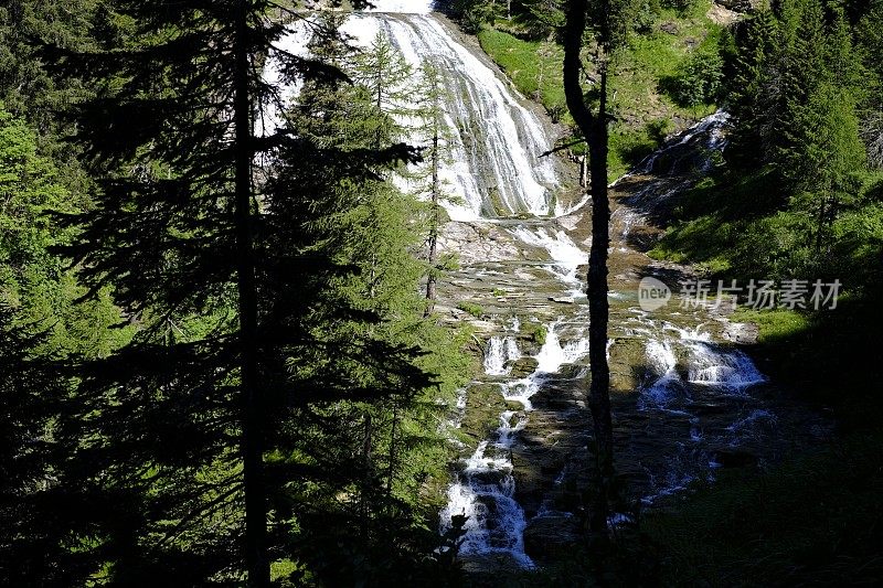 阿尔卑斯山-皮埃蒙特-意大利-瀑布