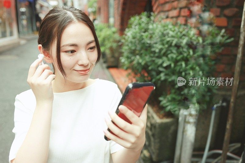 一个亚洲女人在用智能手机