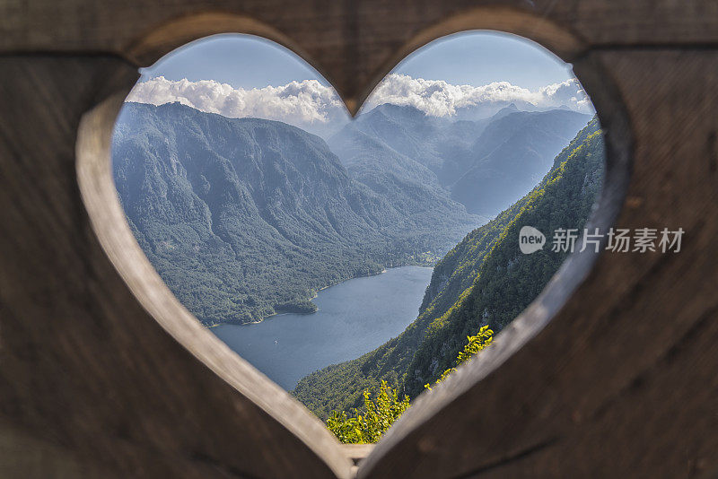 高角度的视图通过心形的开放在博欣吉湖全景