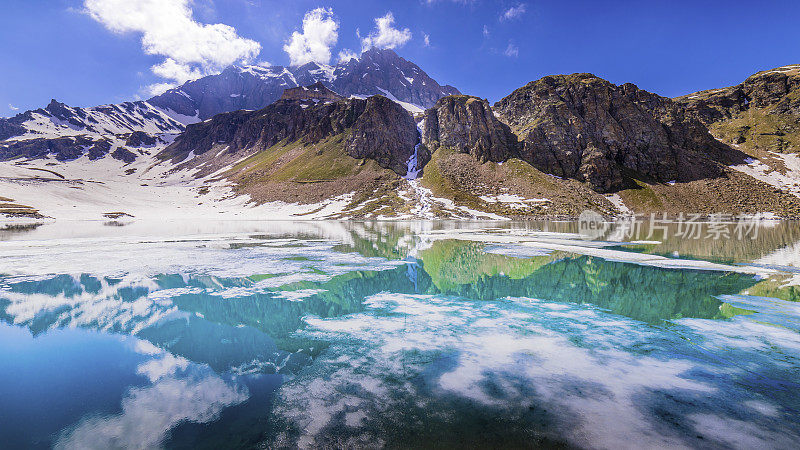 蜿蜒的山路和阿涅尔湖之间的阿尔卑斯风景-大天堂，意大利