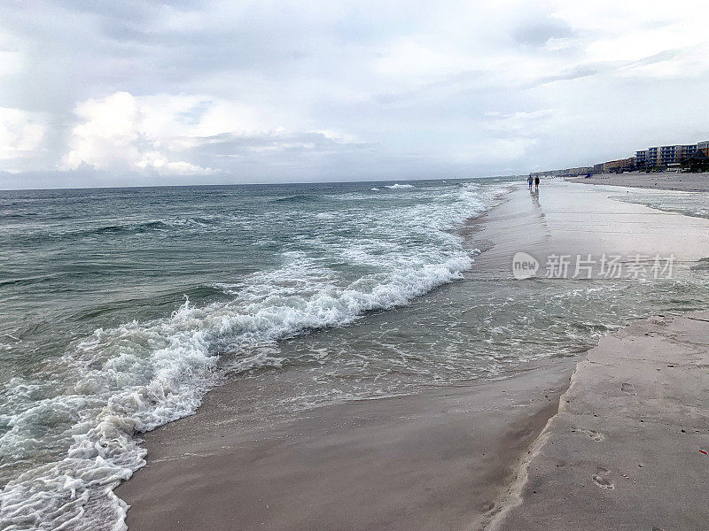 沃尔顿堡海滩上一个刮风的早晨