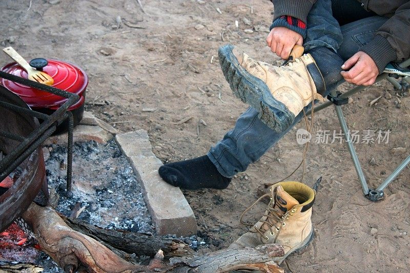 在篝火晚会上穿上登山靴