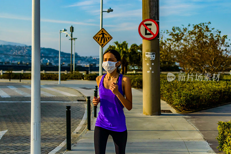 一个年轻女子在街上奔跑，在新常态中