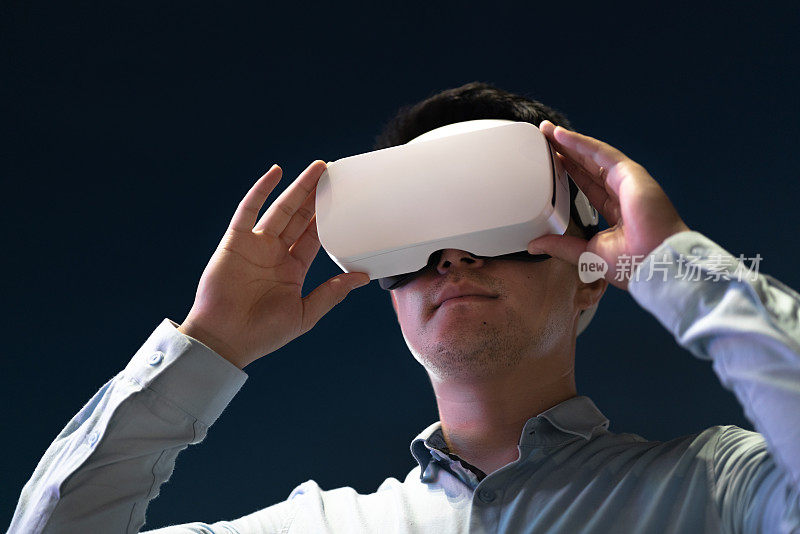 中年男子戴着虚拟现实模拟器