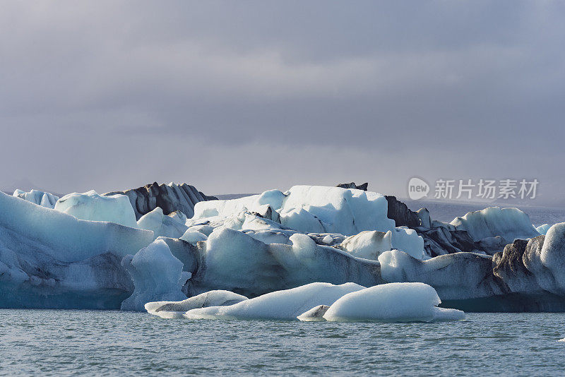 冰山漂浮在冰岛的Jokulsalon冰川泻湖上