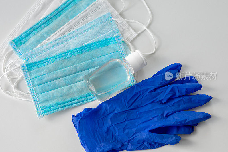 医用外科口罩、消毒剂或洗手液及蓝色一次性手套