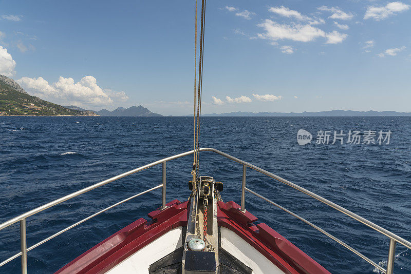 前甲板上的小在蓝色的海洋，对蓝色的天空